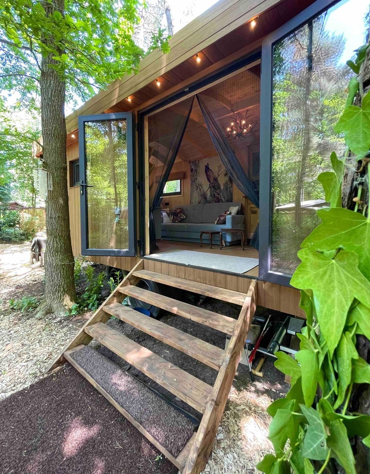 Pipowagen tussen de bomen op een ruim perceel vlakbij Maastricht