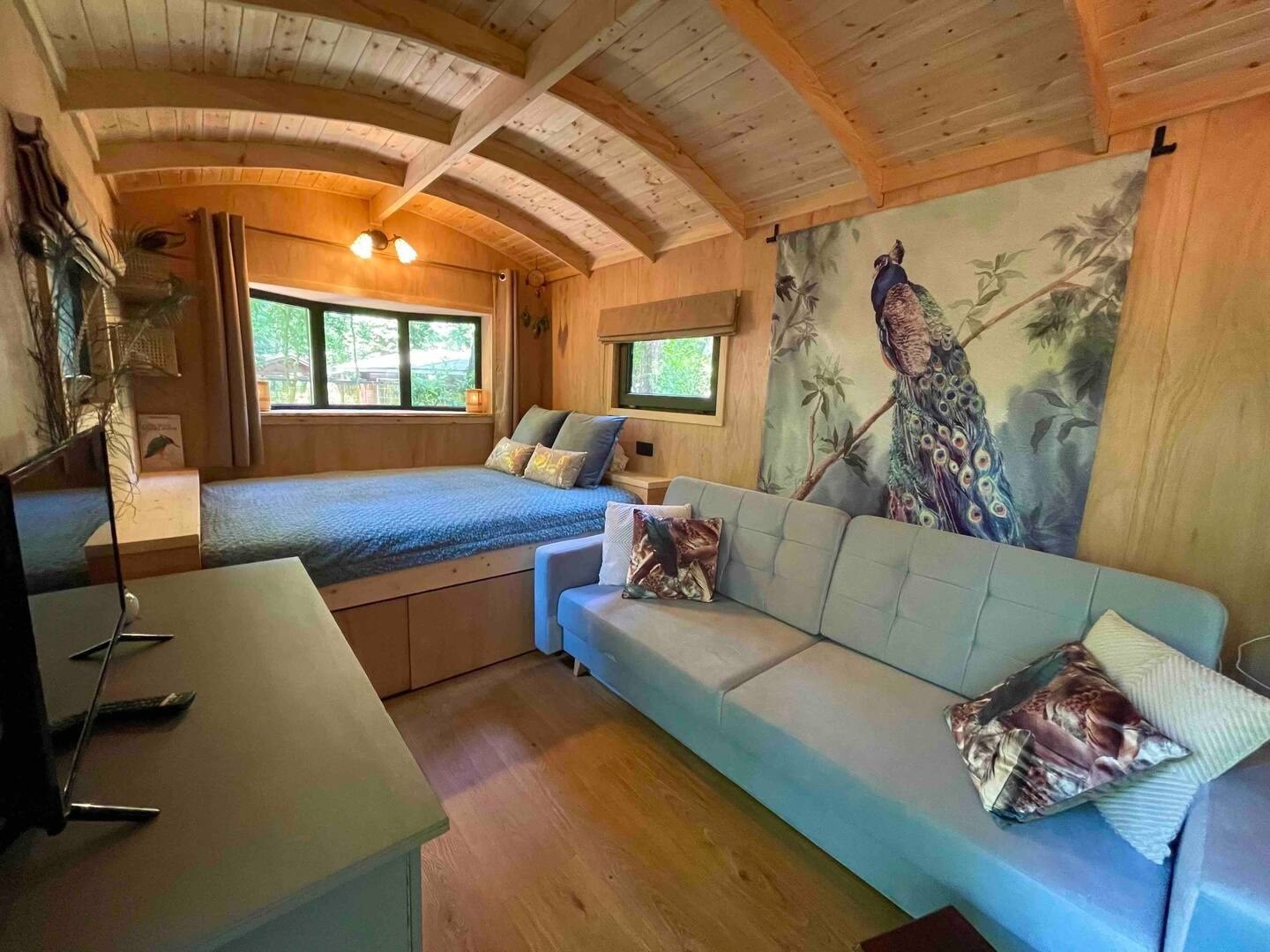 Pipowagen tussen de bomen op een ruim perceel vlakbij Maastricht