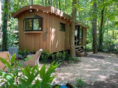 Pipowagen tussen de bomen op een ruim perceel vlakbij Maastricht Pipowagen tussen de bomen op een ruim perceel vlakbij Maastricht