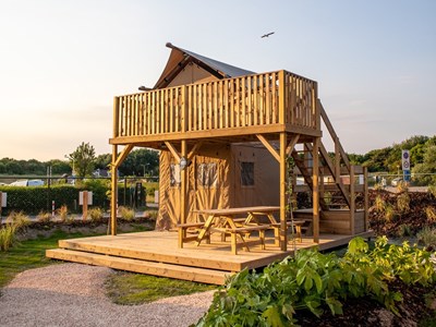 Unieke glampingtent met twee verdiepingen op 8 minuten lopen van het strand Unieke glampingtent met twee verdiepingen op 8 minuten lopen van het strand
