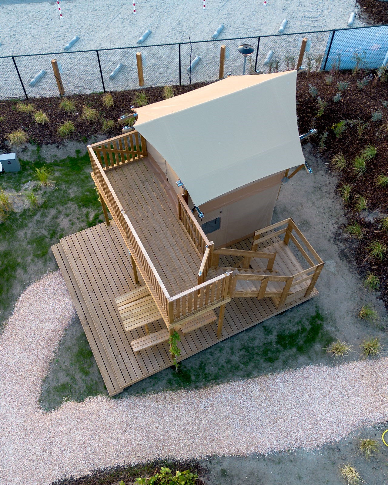 Unieke glampingtent met twee verdiepingen op 8 minuten lopen van het strand