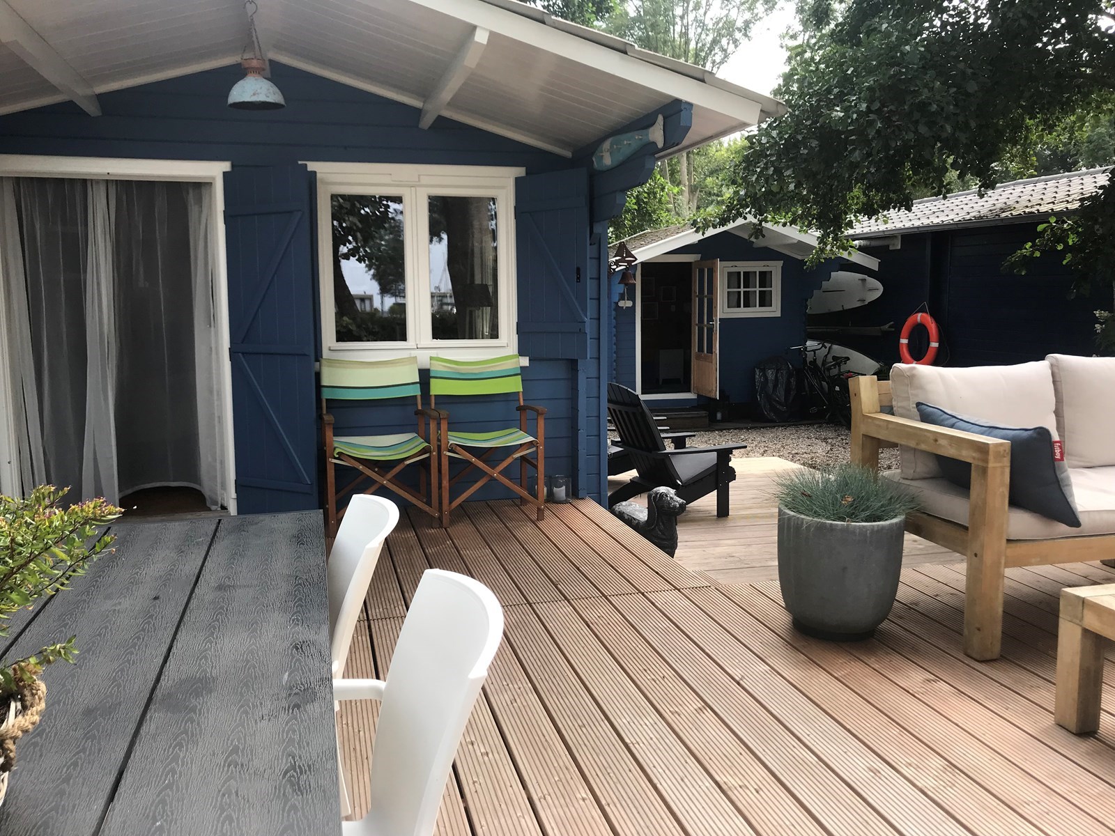 Zweedse Stugor aan de Fluessen in Friesland met uitzicht op het haventje