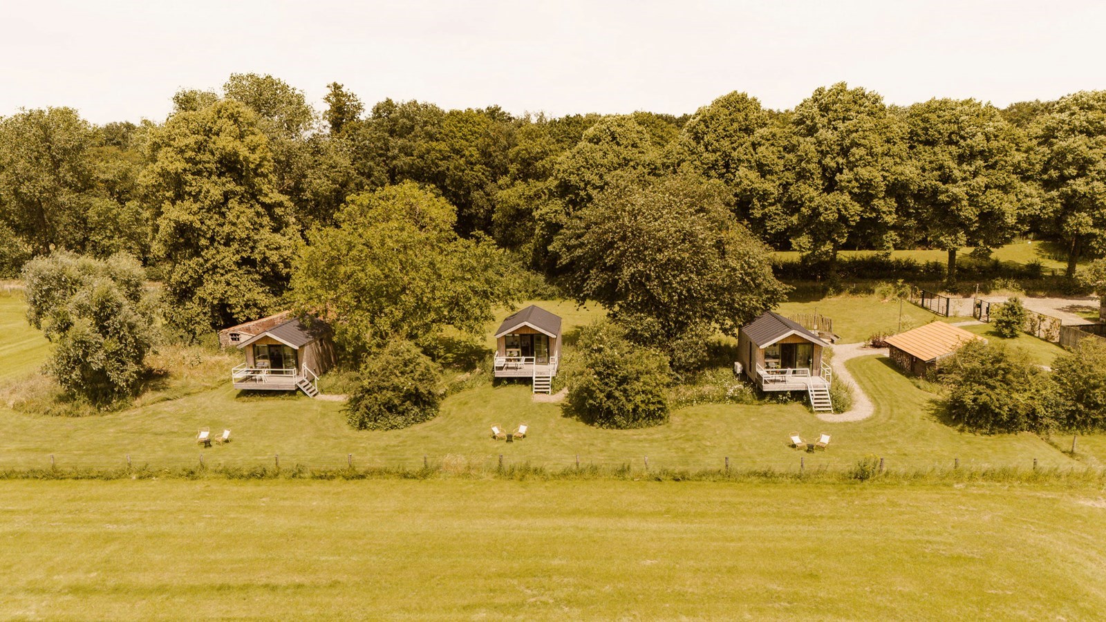 Luxe CABIN met waanzinnig uitzicht over de weilanden, de uiterwaarden en de Maas