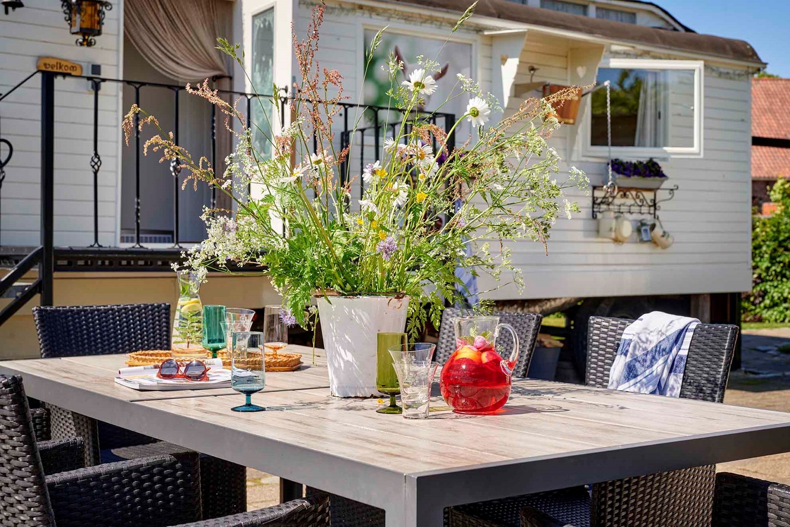 Pipowagen in het weiland met hottub, zwembad, airco & verwarming