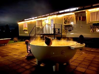 Pipowagen in het weiland met hottub, zwembad, airco & verwarming Pipowagen in het weiland met hottub, zwembad, airco & verwarming