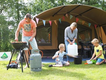 Safaritent ideaal voor gezinnen met jonge kinderen Safaritent ideaal voor gezinnen met jonge kinderen