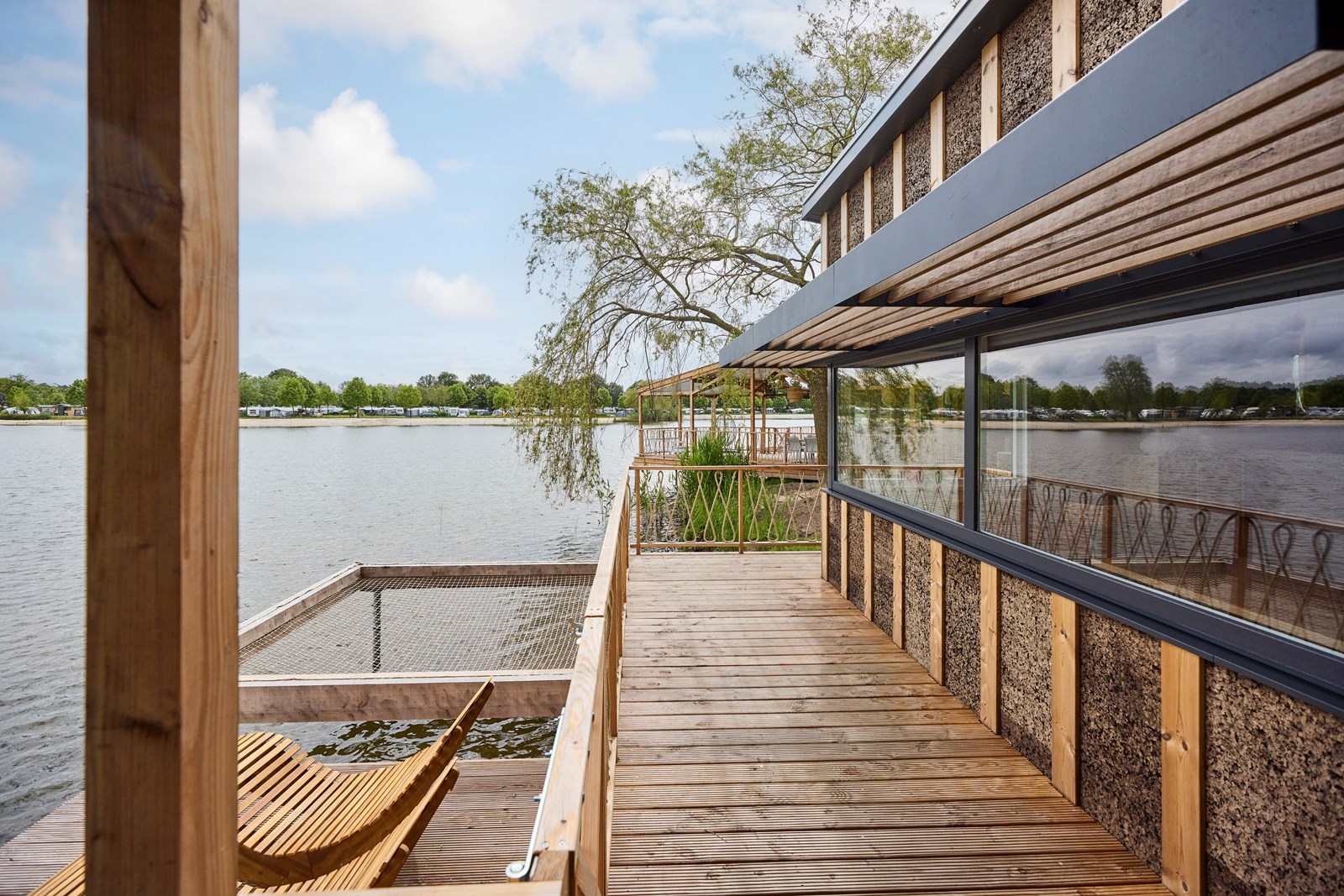 Panoramachalet met uitzicht over het water, een eigen aanlegsteiger en hangnet 