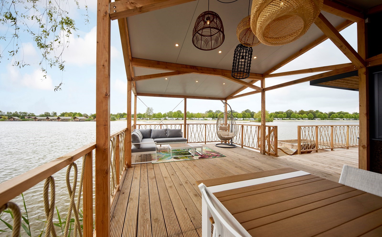 Panoramachalet met uitzicht over het water, een eigen aanlegsteiger en hangnet 
