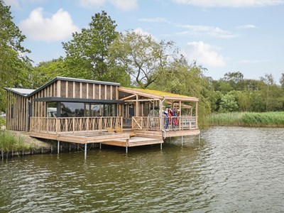 Panoramachalet met uitzicht over het water, een eigen aanlegsteiger en hangnet Panoramachalet met uitzicht over het water, een eigen aanlegsteiger en hangnet