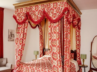 Slapen in een historisch hemelbed in een monumentaal landhuis Slapen in een historisch hemelbed in een monumentaal landhuis