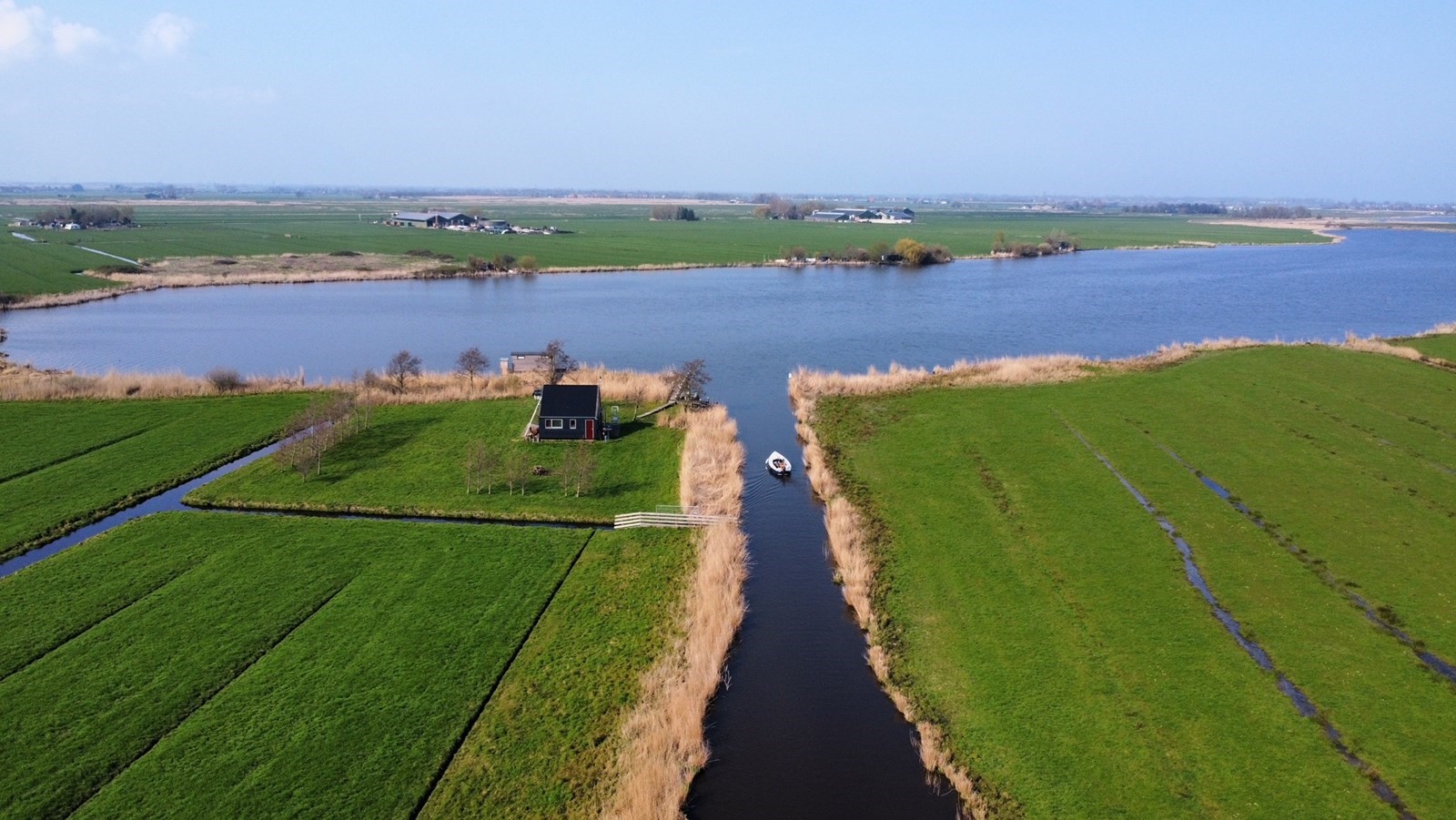 Slapen en varen op een tentboot in Waterland