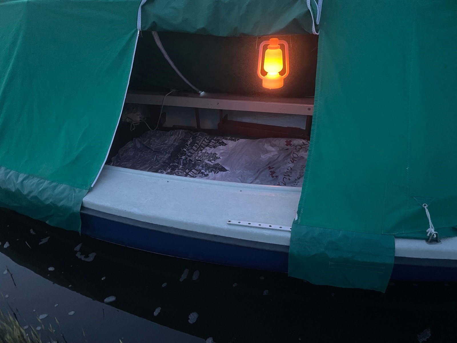 Slapen en varen op een tentboot in Waterland