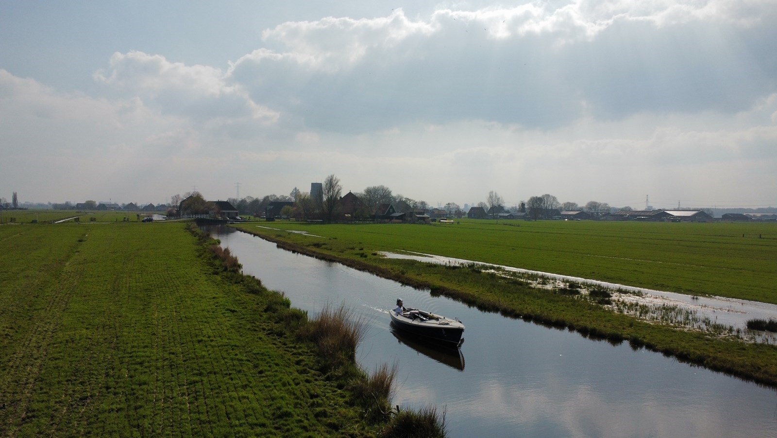 Slapen en varen op een tentboot in Waterland
