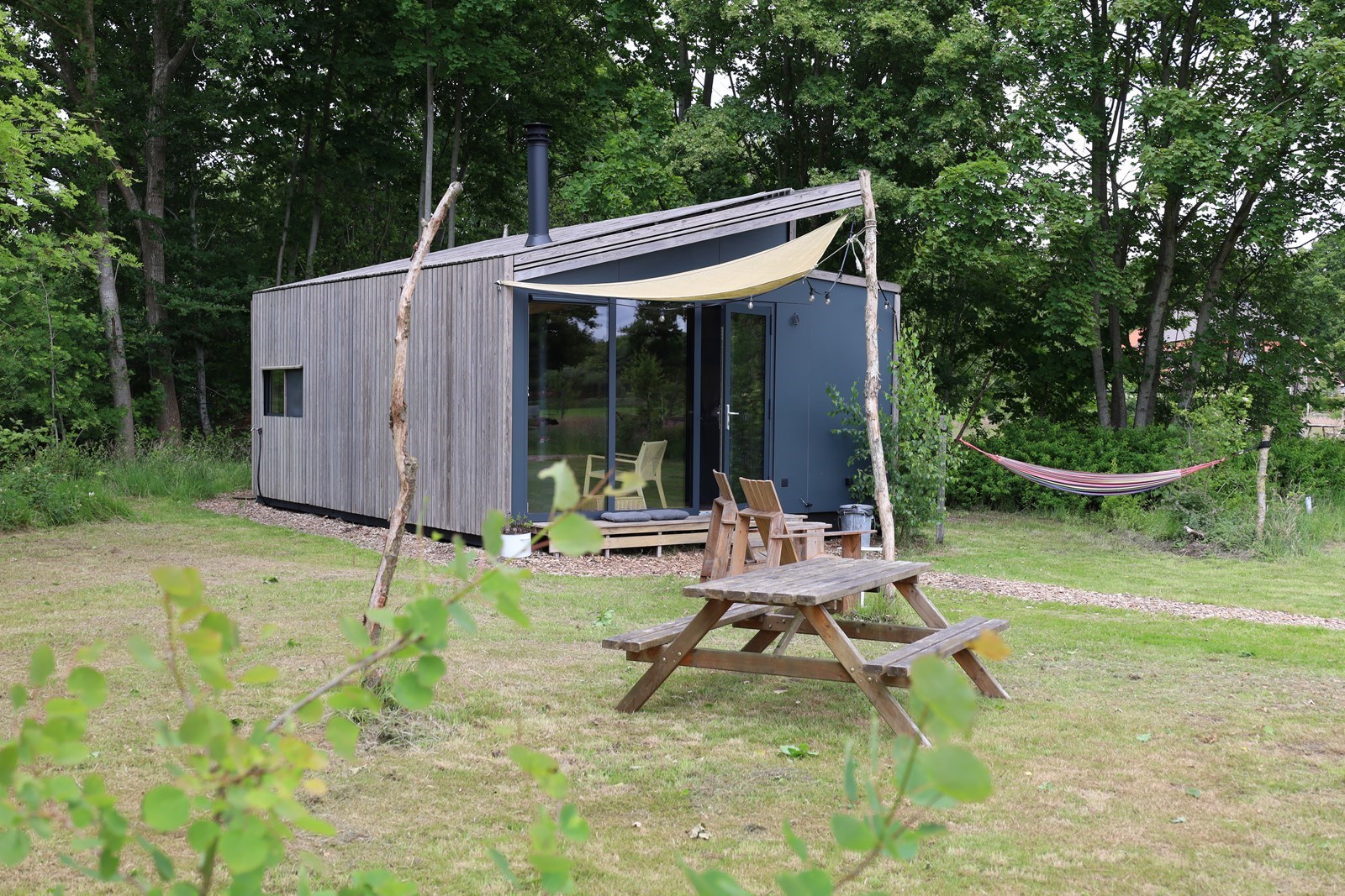 Tiny house met hot tub en uitzicht op de boomgaard