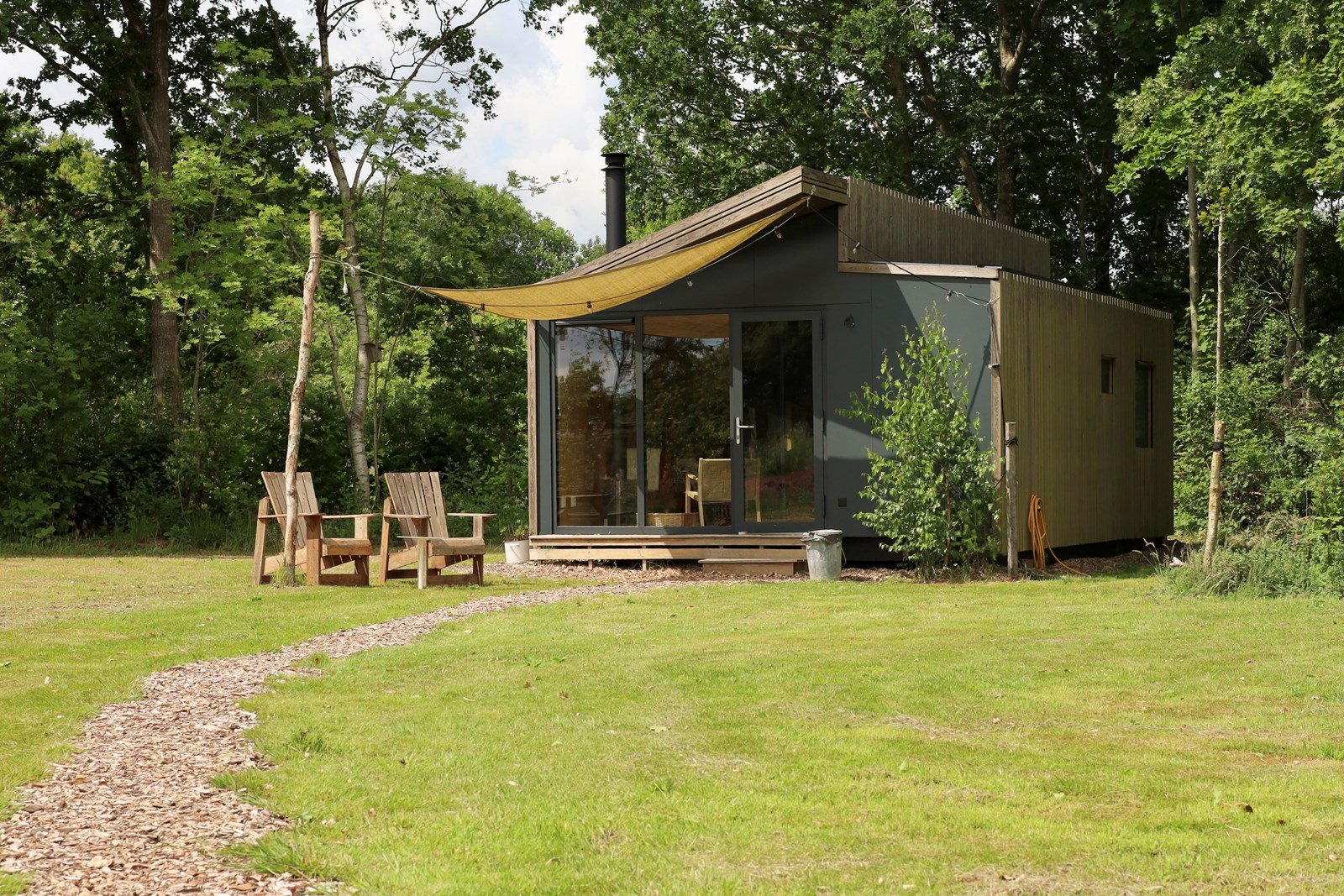 Tiny house met hot tub en uitzicht op de boomgaard