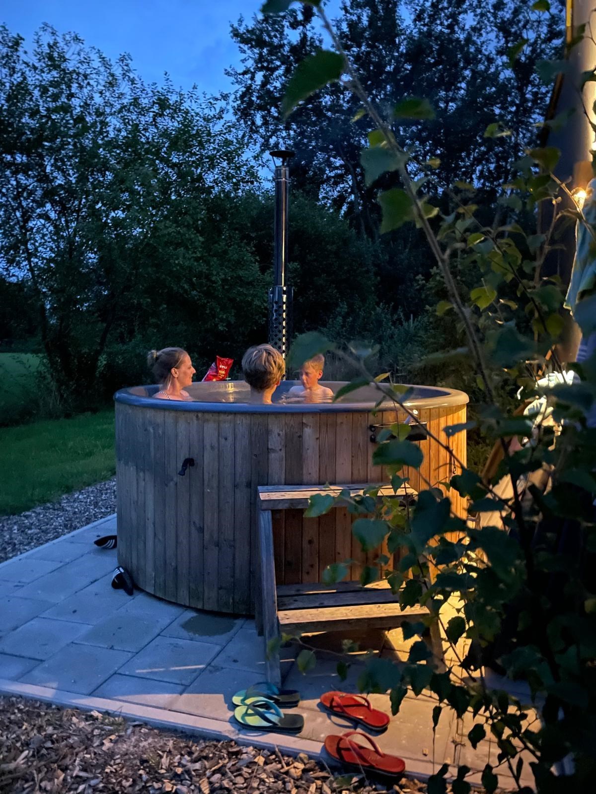 Tiny house met hot tub en uitzicht op de boomgaard