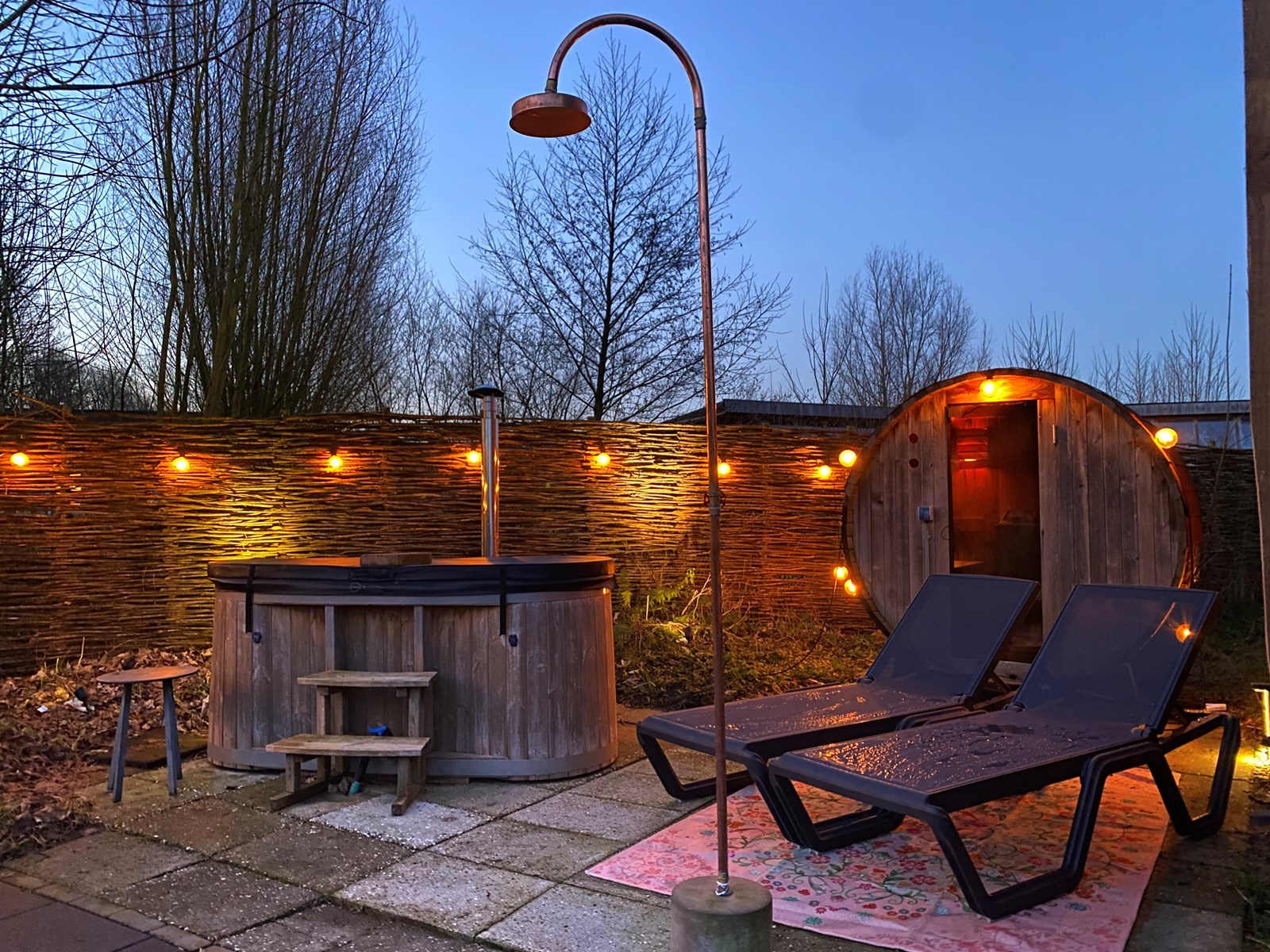 Unieke houthakkers cabin aan de bosrand met duurzaam verwarmde privé sauna en hottub en tandemfiets, houtkacheltje en airconditioning