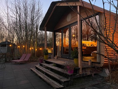 Unieke houthakkers cabin aan de bosrand met duurzaam verwarmde privé sauna en hottub en tandemfiets, houtkacheltje en airconditioning Unieke houthakkers cabin aan de bosrand met duurzaam verwarmde privé sauna en hottub en tandemfiets, houtkacheltje en airconditioning