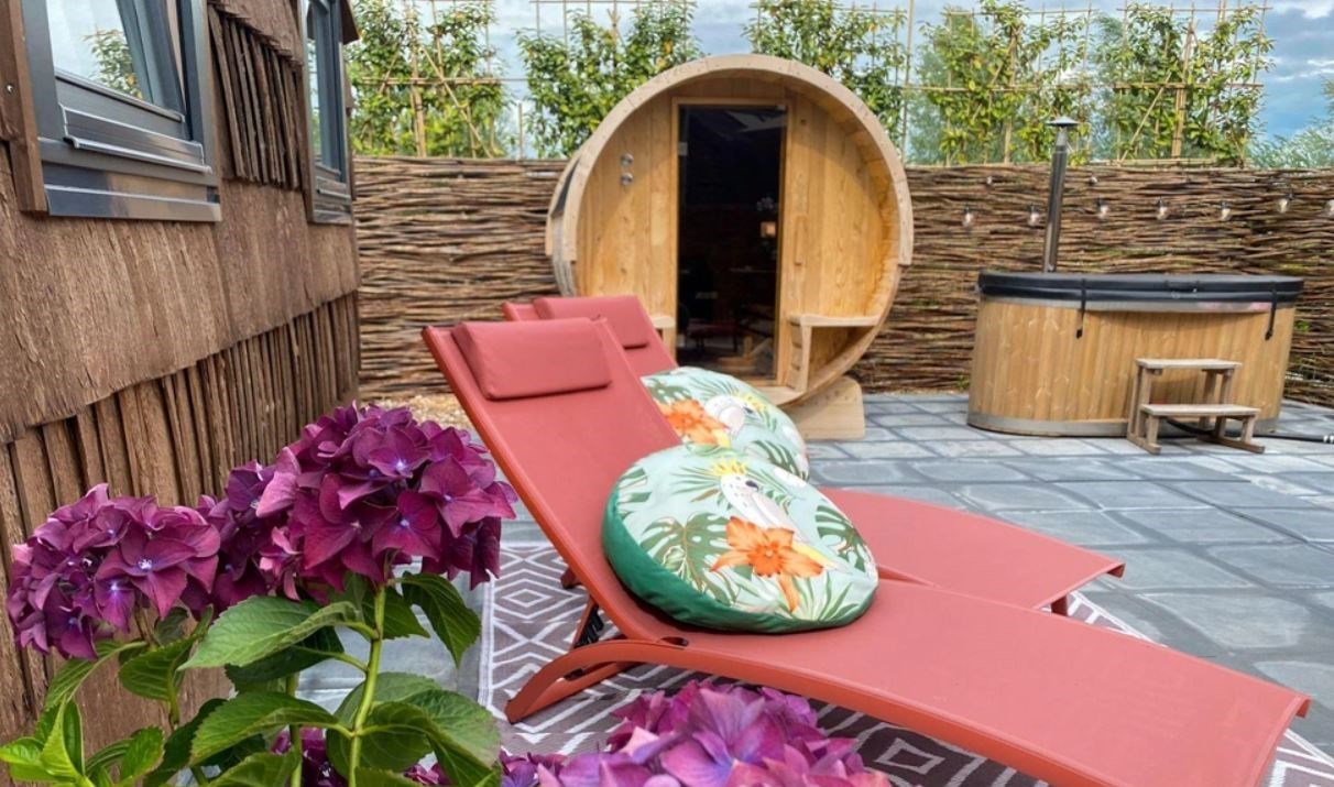 Sprookjesachtige Iglu met duurzaam verwarmde privé sauna en hottub, tandemfiets en airconditioning