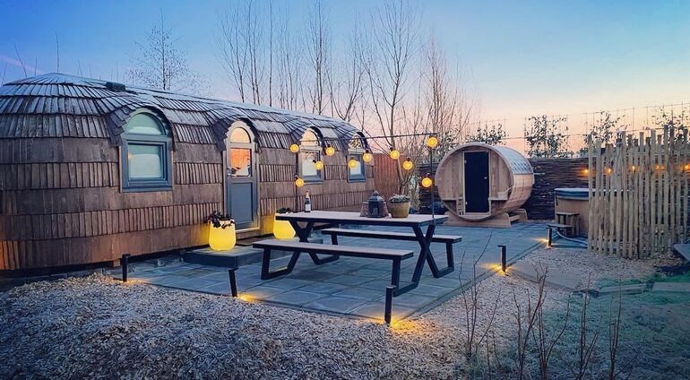Sprookjesachtige Iglu met duurzaam verwarmde privé sauna en hottub, tandemfiets en airconditioning