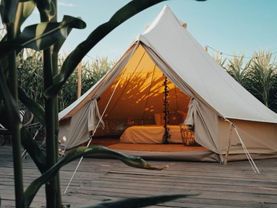 Glampingtent met hottub te midden van ruisende maïsvelden Glampingtent met hottub te midden van ruisende maïsvelden