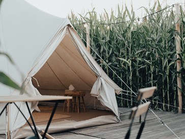 Glampingtent met hottub in het maïsveld Glampingtent met hottub in het maïsveld