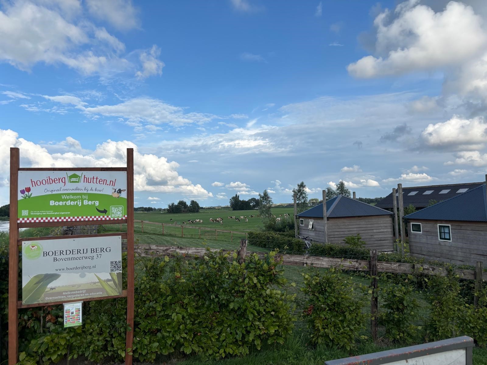 Hooiberghut met uitzicht op de koeien in de wei