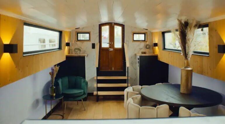 Tjalk uit 1914 met een moderne en sfeervolle inrichting