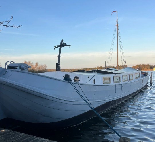 Tjalk uit 1914 met een moderne en sfeervolle inrichting