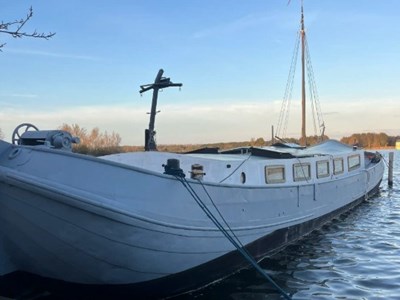 Tjalk uit 1914 met een moderne en sfeervolle inrichting Tjalk uit 1914 met een moderne en sfeervolle inrichting