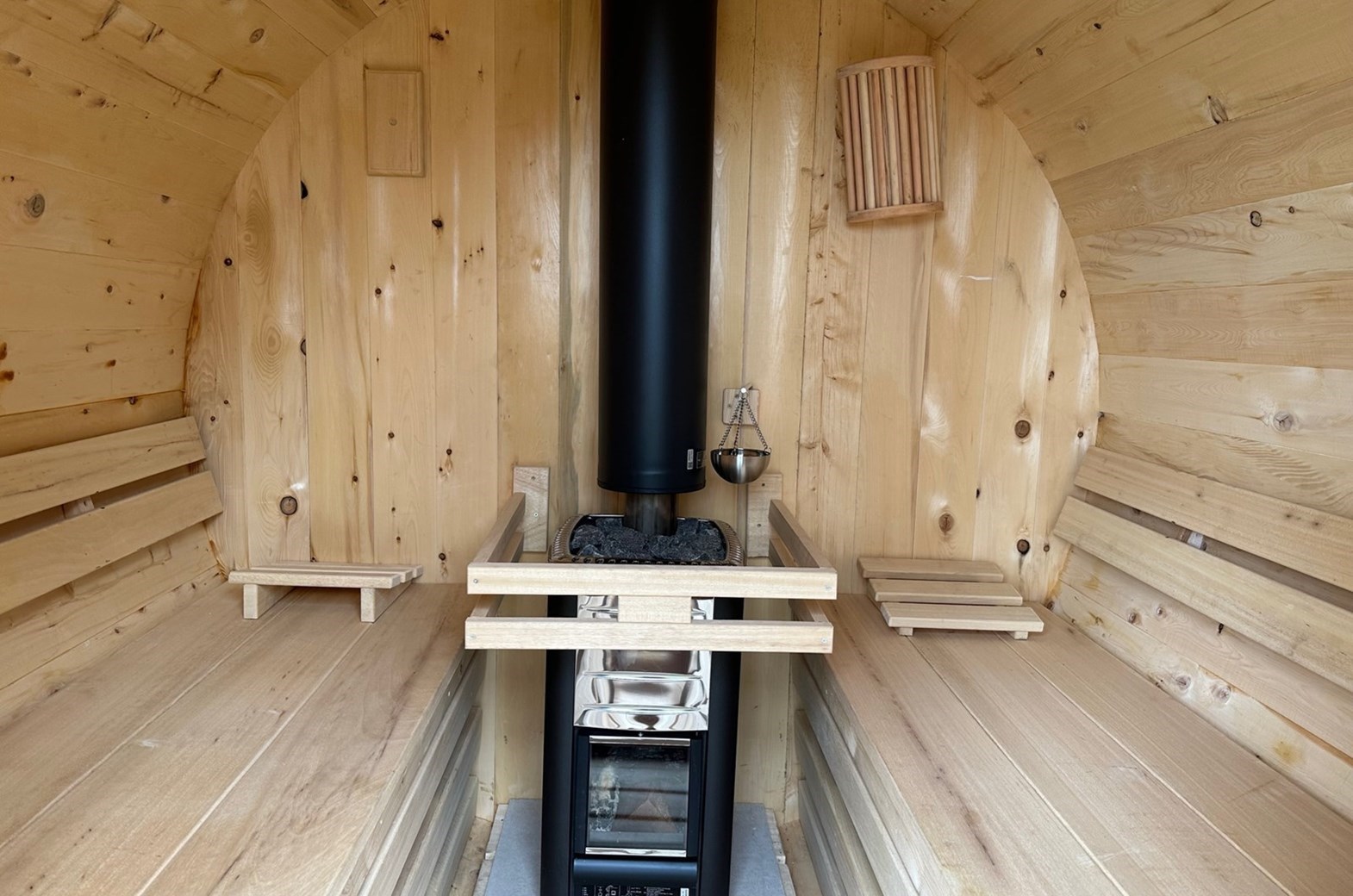 Johan Cruyff suite in een 200 jaar oude boerderij met houtgestookte sauna en hottub