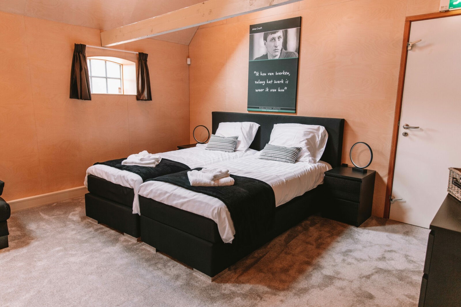 Johan Cruyff suite in een 200 jaar oude boerderij met houtgestookte sauna en hottub