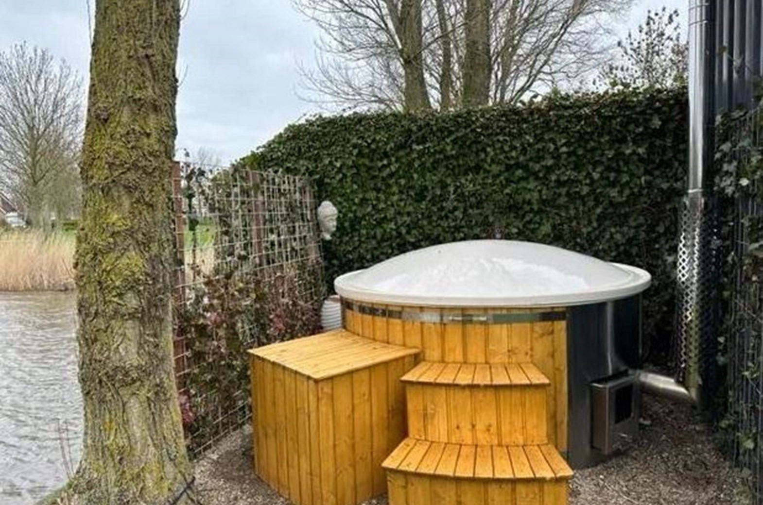 Johan Cruyff suite in een 200 jaar oude boerderij met houtgestookte sauna en hottub