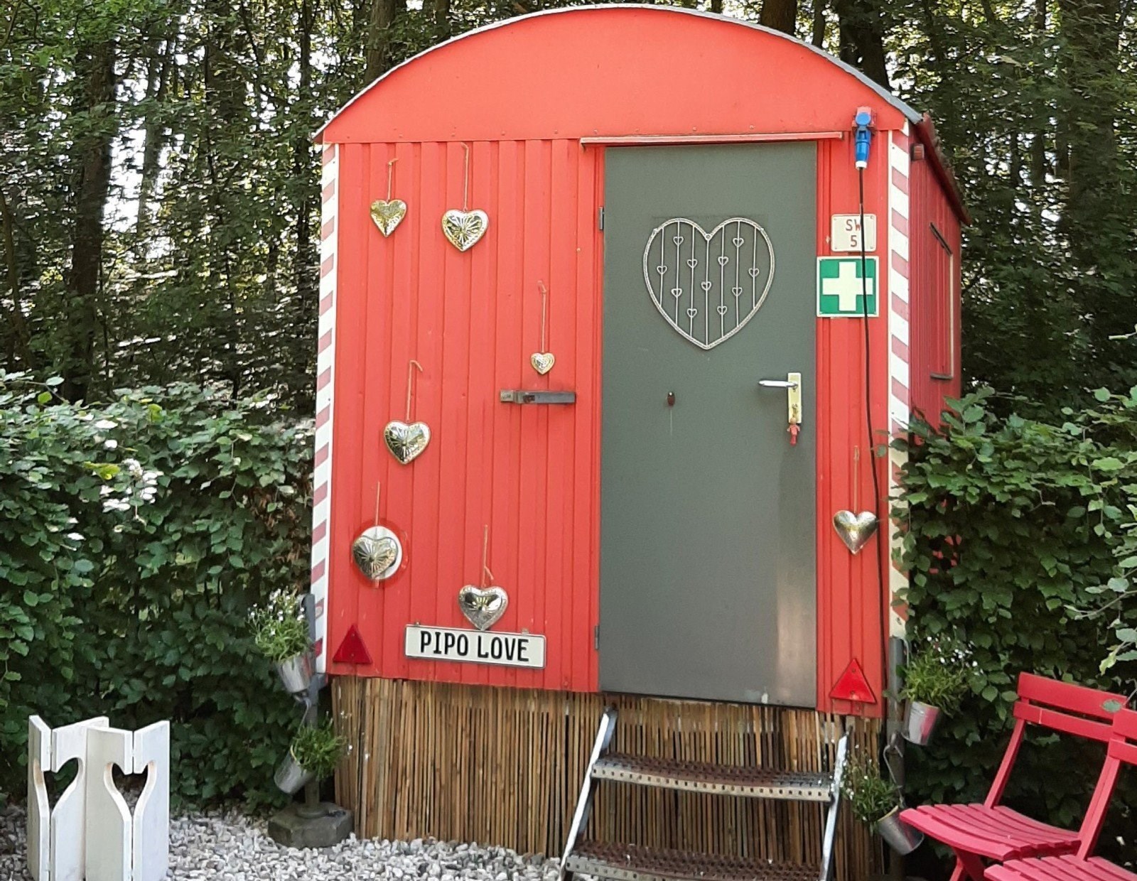 Romantisch overnachten in een knusse Pipowagen met een hartvormige bedstee