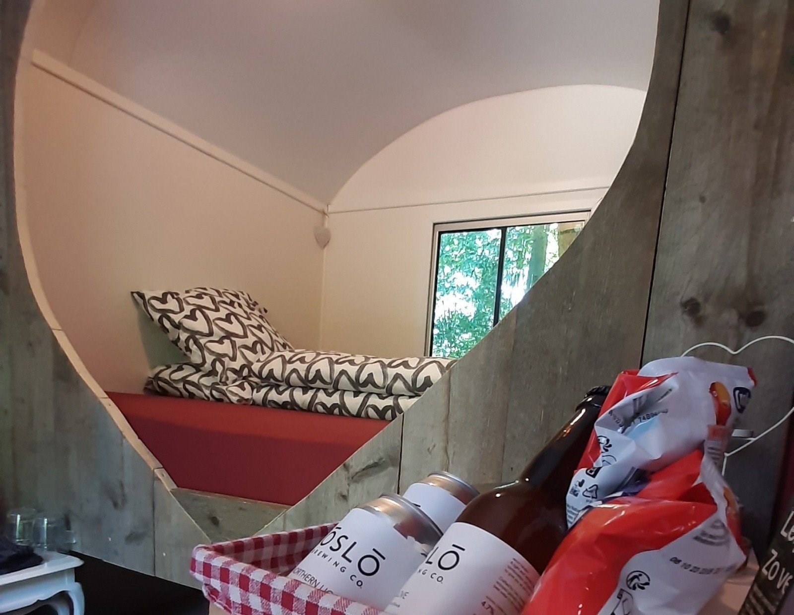 Romantisch overnachten in een knusse Pipowagen met een hartvormige bedstee