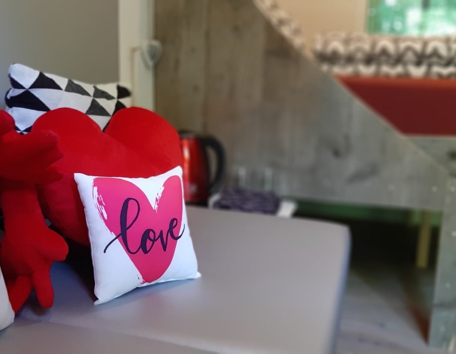 Romantisch overnachten in een knusse Pipowagen met een hartvormige bedstee