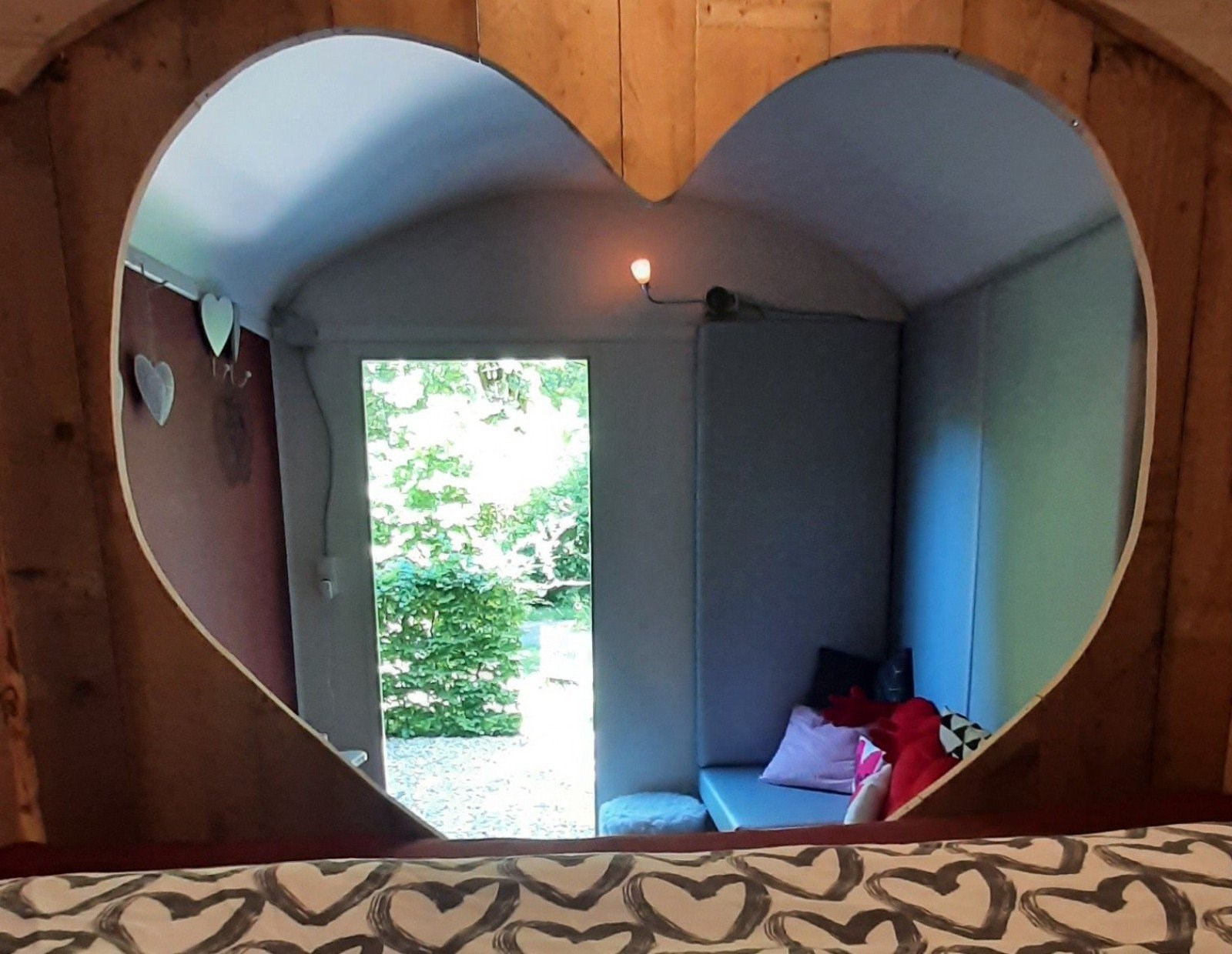 Romantisch overnachten in een knusse Pipowagen met een hartvormige bedstee