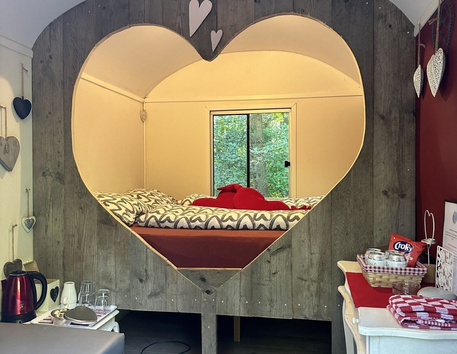 Romantisch overnachten in een knusse Pipowagen met een hartvormige bedstee