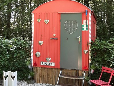 Romantisch overnachten in een knusse Pipowagen met een hartvormige bedstee Romantisch overnachten in een knusse Pipowagen met een hartvormige bedstee