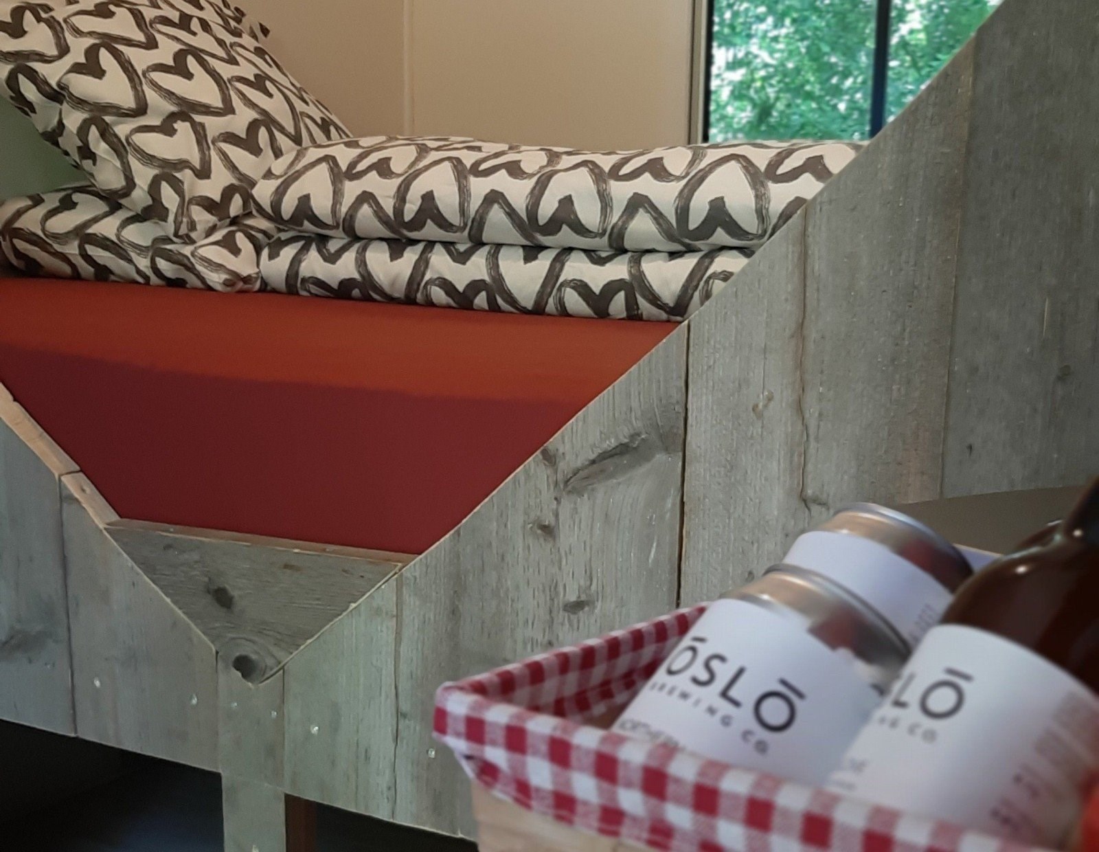 Romantisch overnachten in een knusse Pipowagen met een hartvormige bedstee