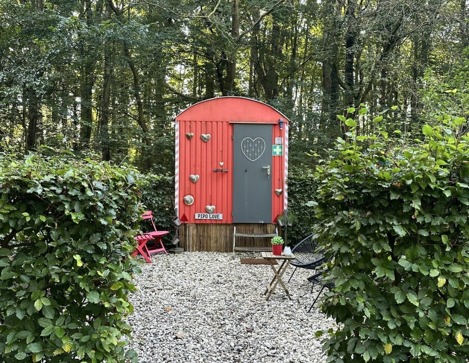 Romantisch overnachten in een knusse Pipowagen met een hartvormige bedstee