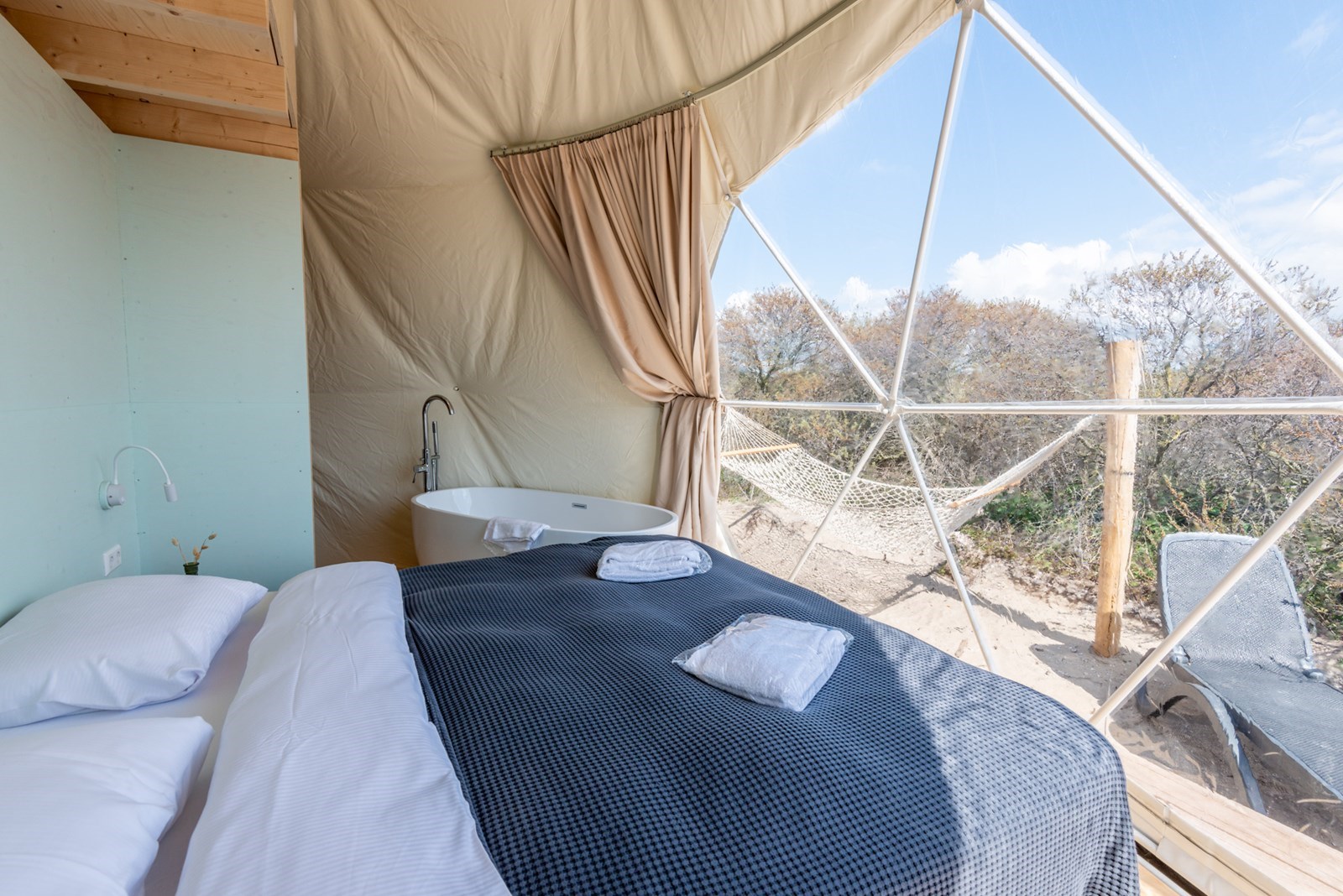Beachdome met een weids uitzicht op de duinen en vlakbij het strand