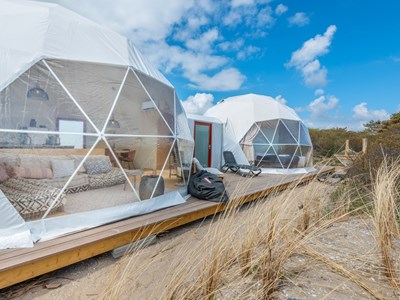 Beachdome met een weids uitzicht op de duinen en vlakbij het strand Beachdome met een weids uitzicht op de duinen en vlakbij het strand
