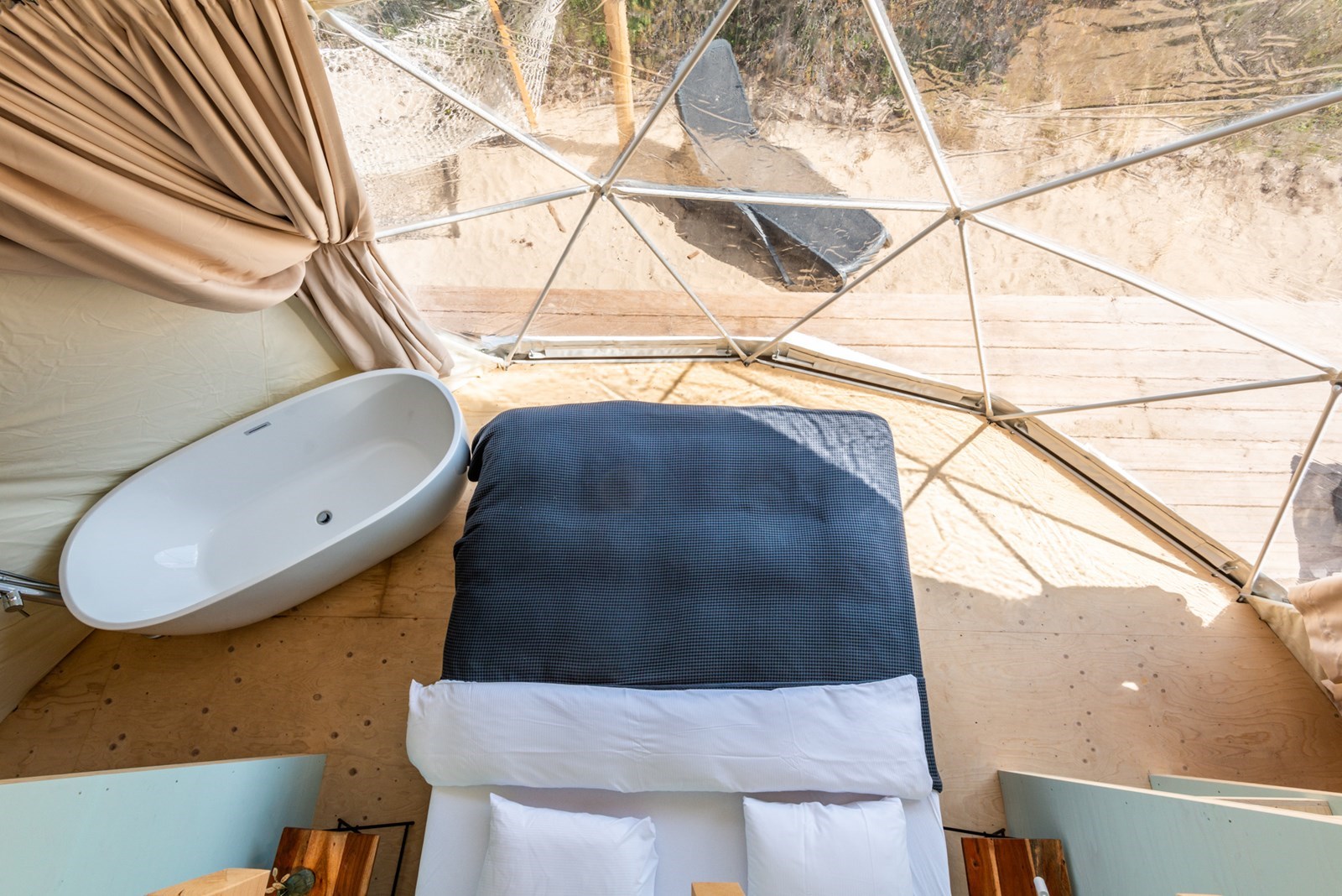 Beachdome met een weids uitzicht op de duinen en vlakbij het strand