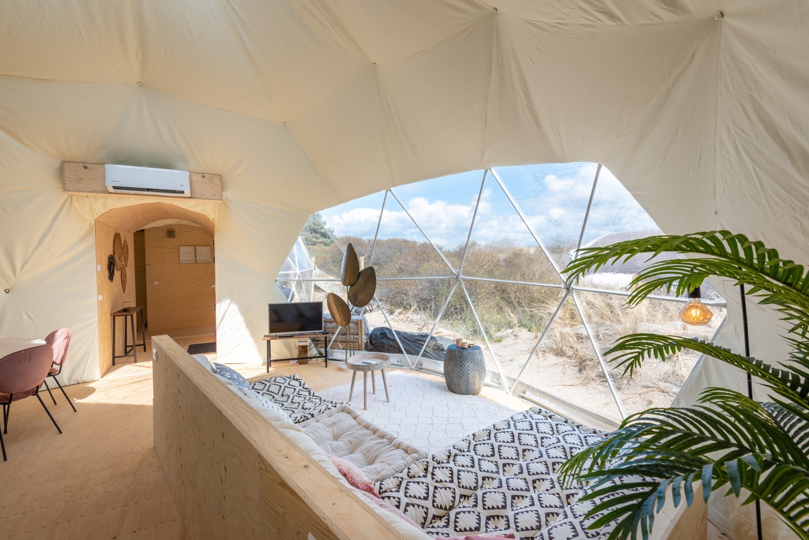 Beachdome met een weids uitzicht op de duinen en vlakbij het strand