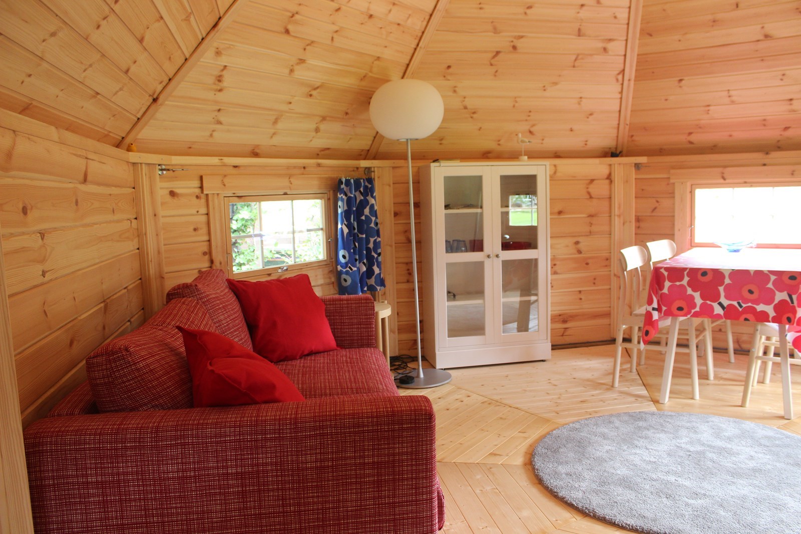 Overnachten in een unieke rode Finse Kota met hottub