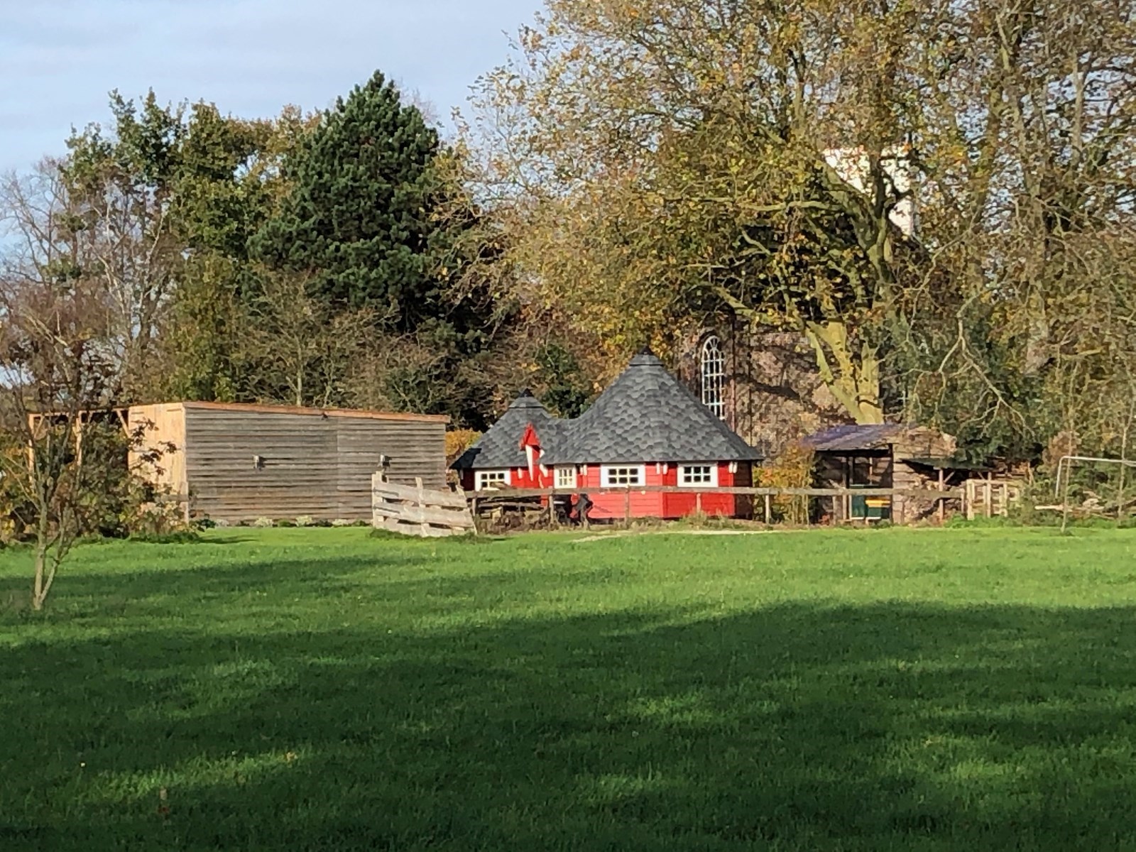 Overnachten in een unieke rode Finse Kota met hottub