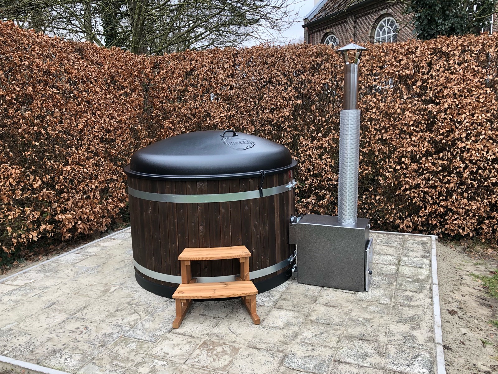 Overnachten in een unieke rode Finse Kota met hottub