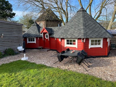 Overnachten in een unieke rode Finse Kota met hottub Overnachten in een unieke rode Finse Kota met hottub