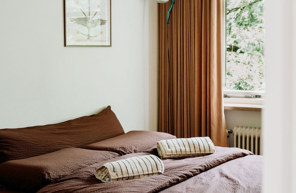 Mid-century bungalow villa met design meubels en grote bostuin